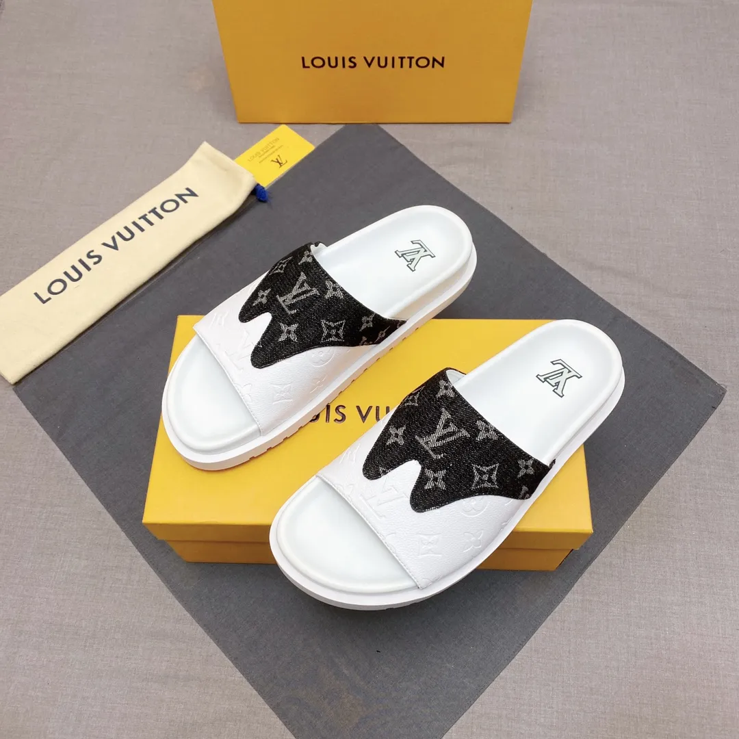 P300 🔍Top purchasing agent LV men's spring and summer slippers counter synchronization. The uppers are made of cowhide fabric imported from Italy, with logo graphics and high-quality craftsmanship. The soles are: original soles specially provided by the original factory. Exclusive molded soles are super comfortable. Original factory follow-up orders. 🔍🔍High quality. You can enter and leave the counter at will. Welcome to compare. Code number 38-45 No. 058